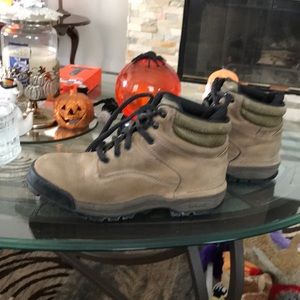 ROCKPORT HIKING BOOTS SIZE 8 TAN COUPLE TOE SCUFFS OTHERWISE GREAT CONDITION!